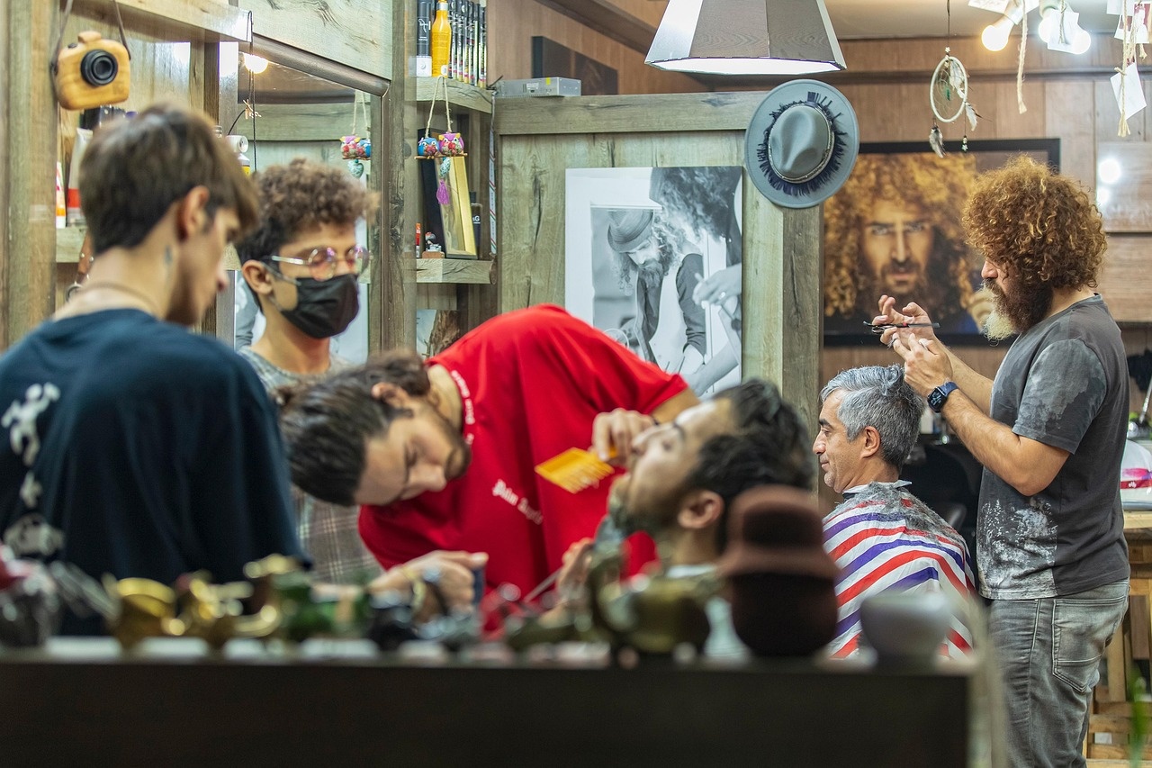Busy Galpero atelier with barbers working across multiple stations