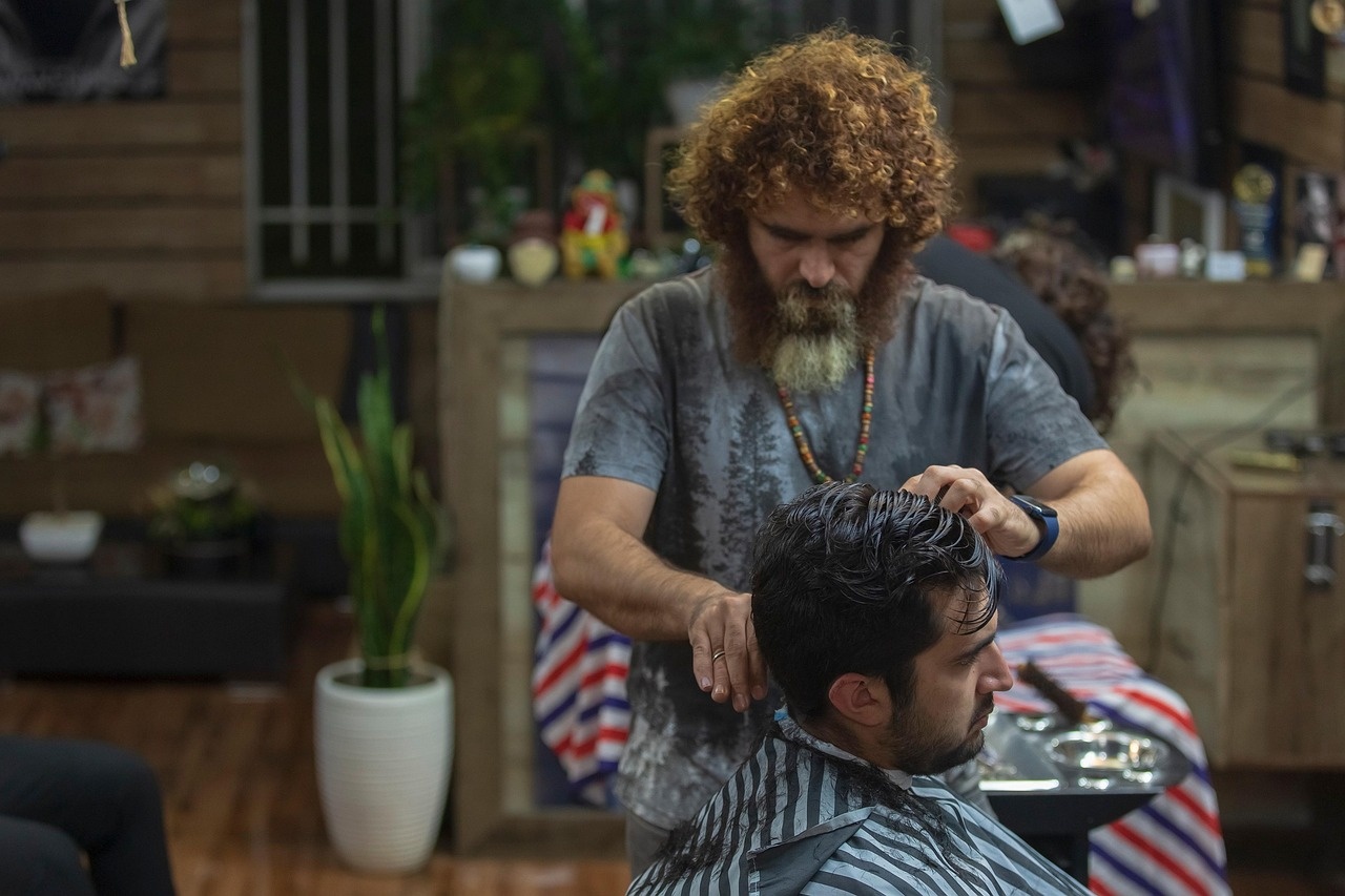 Client receiving a classic scissor haircut in the Galpero studio